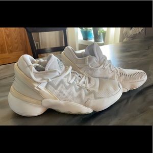 7 1/2 Women’s basketball shoes, Adidas issue 2 bounce, Color white